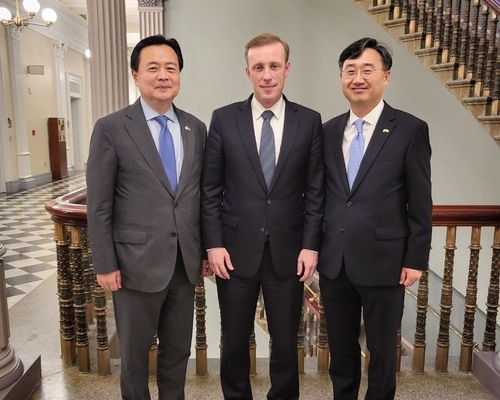 La foto, proporcionada por el Ministerio de Asuntos Exteriores de Corea del Sur, muestra a su viceministro, Cho Hyun-dong (izda.), posando para una foto con el viceministro de Defensa surcoreano, Shin Beom-chul (dcha.), y el asesor de Seguridad Nacional estadounidense, Jake Sullivan, durante un encuentro celebrado, el 15 de septiembre de 2022 (hora local), en Washington. (Prohibida su reventa y archivo)