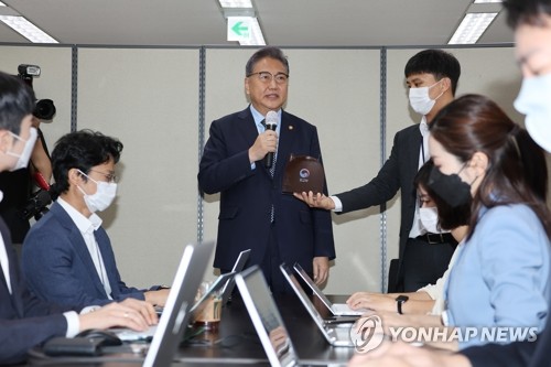 El ministro de Asuntos Exteriores de Corea del Sur, Park Jin (centro), habla a los periodistas, en la sede de la Cancillería, en Seúl, el 30 de septiembre de 2022, un día después de que la Asamblea Nacional aprobara una moción de censura que pide su destitución, ya que la principal oposición, el Partido Democrático, busca responsabilizarlo por lo que afirma haber sido un desastroso viaje al extranjero del presidente, Yoon Suk-yeol.