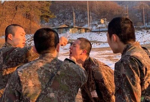En la imagen, capturada de la cuenta de Facebook de "Le transmitimos en su lugar", donde se dan a conocer novedades del Ejército, se muestra al cantante Jin de BTS (segundo por la dcha.) durante un ejercicio biológico, radiológico y químico mientras cumple su servicio militar. (Prohibida su reventa y archivo)