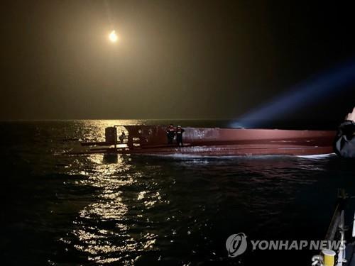 En la imagen, proporcionada, el 5 de febrero de 2023, por la Guardia Costera de Mokpo, se muestra el barco pesquero volcado en las aguas de la costa sudoccidental de Corea del Sur. (Prohibida su reventa y archivo)