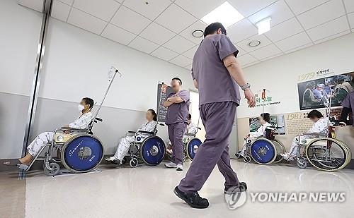 Los pacientes en silla de ruedas aguardan a recibir tratamiento, el 7 de mayo de 2024, en un hospital importante de Seúl.