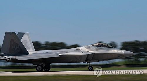 La foto de archivo, proporcionada por el Ejército de EE. UU., muestra un caza F-22 Raptor aterrizando, el 13 de mayo de 2024, en la Base Aérea de Kunsan, en Gunsan, a 178 kilómetros al sur de Seúl. (Prohibida su reventa y archivo)