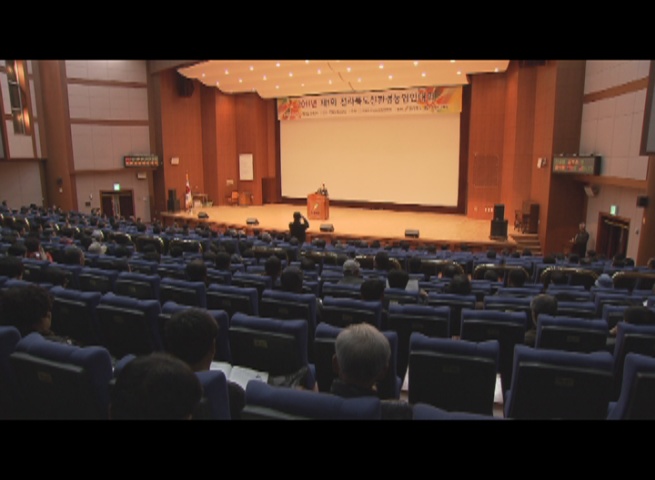 전북 친환경농업인 대회 개최
(전주=연합뉴스) 홍인철 기자 = 전북도 친환경농업인연합회(상임대표 한남용)는 6일 전북도청 공연장에서 '제1회 전라북도친환경농업인 대회'를 열고 안전한 먹거리 생산과 공급에 선도적 역할을 다짐했다.
김완주 도지사와 김승환 도교육감, 김종운 농협 전북본부장 등 800여명이 참석한 이번 대회에서 김성훈 전 농림부장관은 "유기 농업은 사람도 살리고 지구생명과 세상을 살리는 미래 산업"이라며 "유기농업 실천으로 지구온난화와 기후 변화 등을 한꺼번에 해결하자"고 강조했다.
배옥병 학교급식전국네트워크 상임대표는 "친환경농산물 무상급식 실현으로 지속 가능한 사회를 만들어 나가자"고 주문했고 김완주 지사도 친환경농업의 중요성을 강조했다.
한남용 대표는 "친환경농업 실천은 이제 시대적 사명"이라며 "이번 대회를 계기로 전북지역 친환경농업인이 하나가 돼 안전한 먹거리 생산과 공급에 앞장서자"고 역설했다. 2009년 창림된 전북도 친환경농업인연합회는 12개 시ㆍ군 지부에 3천200명이 활동하고 있다.
ichong@yna.co.kr <영상있음>
<편집: 정경환VJ(전북취재본부)>