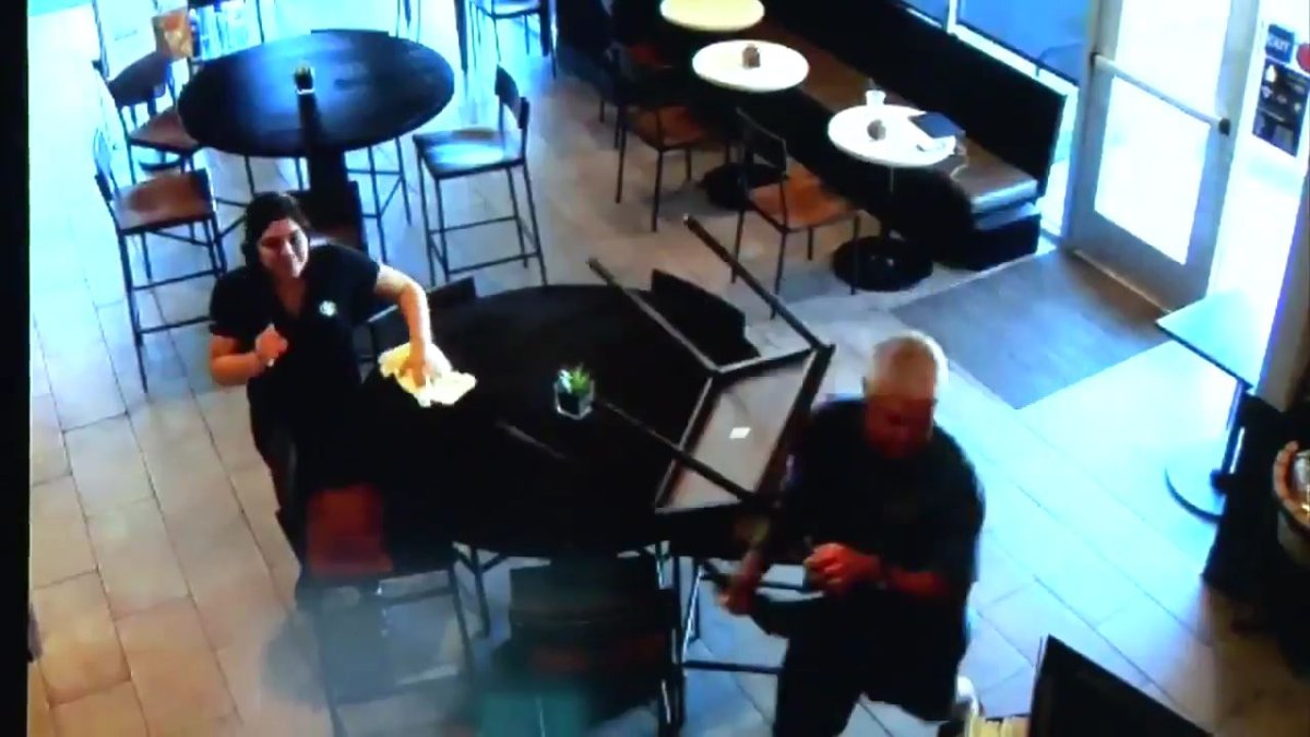 [현장영상] 58세 남성이 의자로 무장강도 내리쳐…미국 커피숍 격투