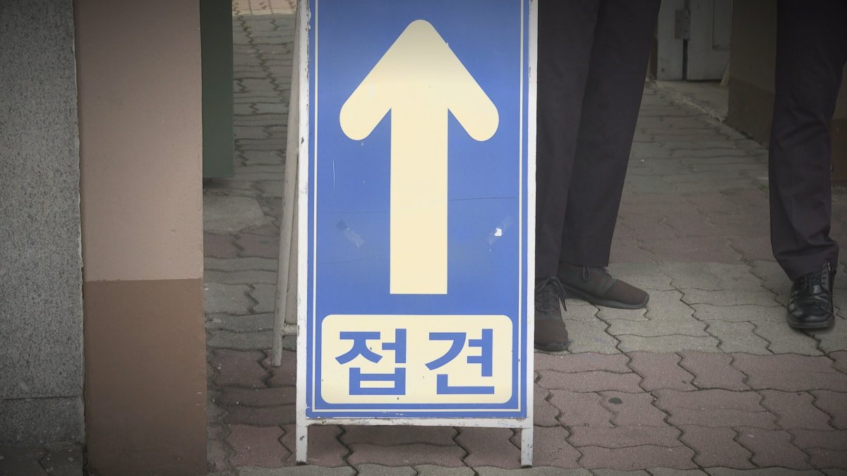 6개월간 1,500회 접견…"변호사 징계 정당"