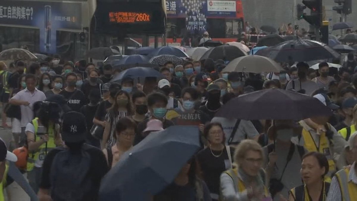 마스크 쓴 홍콩 시위대 다시 거리로…지하철역에 화염병 투척도