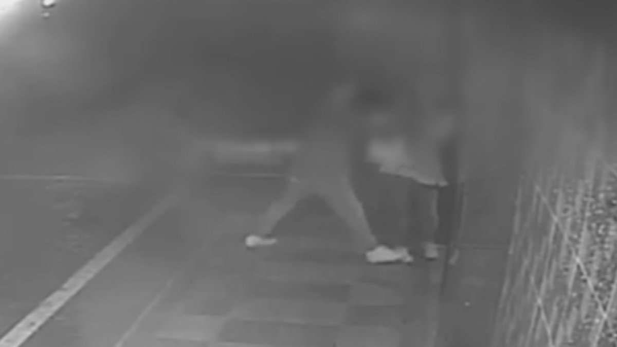 '귀가 여성 성추행' 현직 경찰 혐의 부인