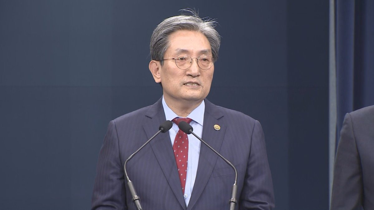 靑 "전환에서 도약으로…인적개편에 총선 수요도 고려"
