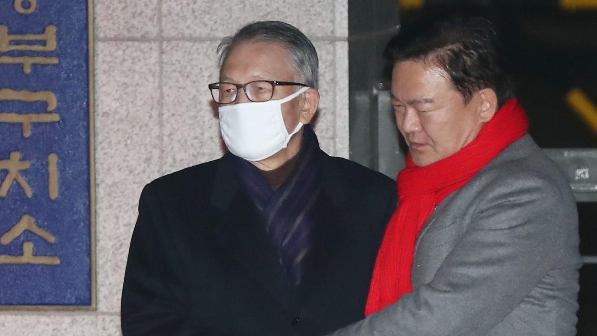 김기춘 전 비서실장 석방…재수감 425일만