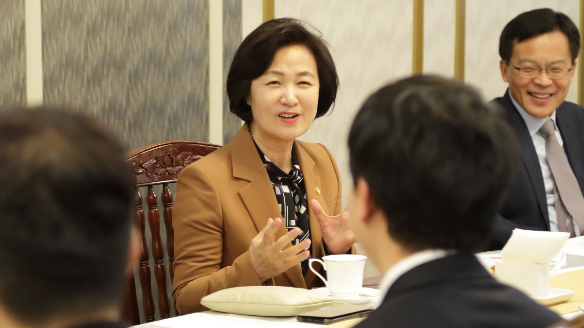 추미애, 일선 검사 첫 만남 "직접수사 줄여라"