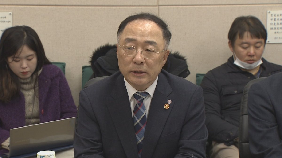 홍남기 "코로나19, 메르스보다 경제에 더 영향"