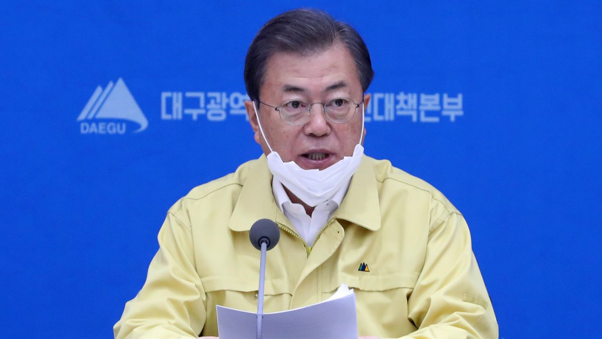 문 대통령 대구 회의에 '코로나19 밀접 접촉자' 참석