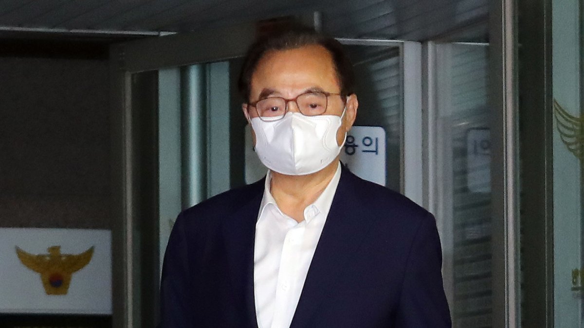 성추행 혐의 오거돈, 13시간 경찰 조사 받고 귀가