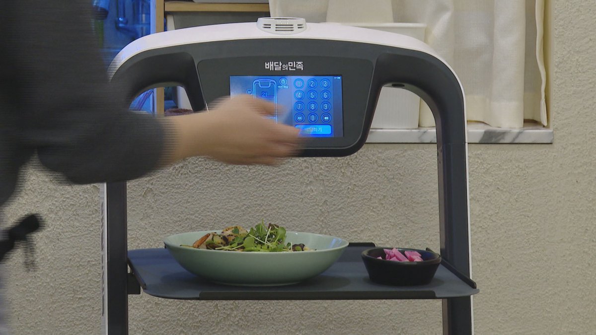 샴푸 가져다주고 소독도…사람 대신 로봇 대면 서비스