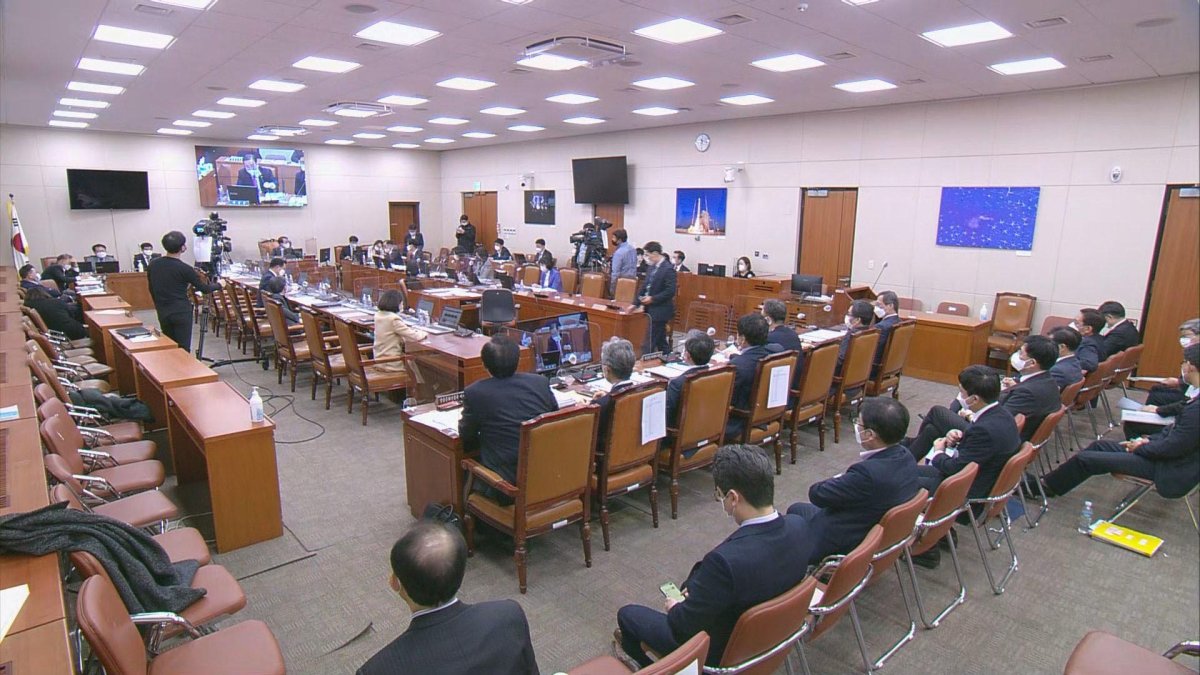 '맹탕국감' 끝나가는데…"한 대 칠까" 욕설·파행까지