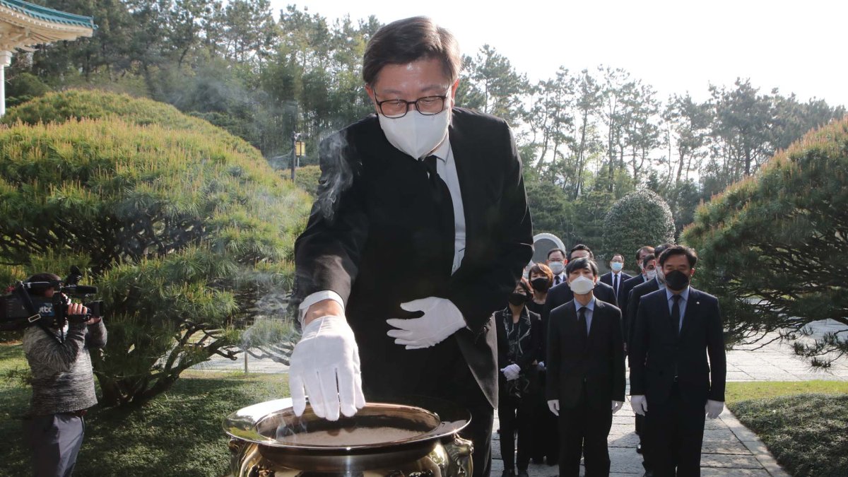 박형준 "시민 섬기는 좋은 시정으로 보답"…충렬사 참배