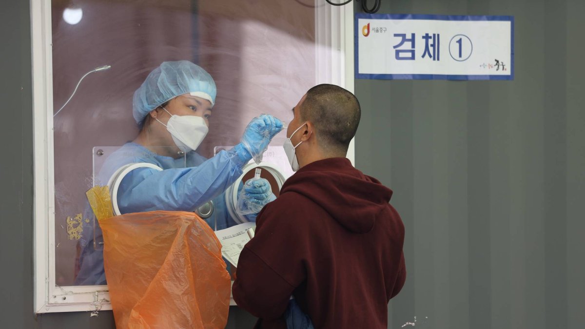 신규확진 500명대 예상…'일상 감염' 계속