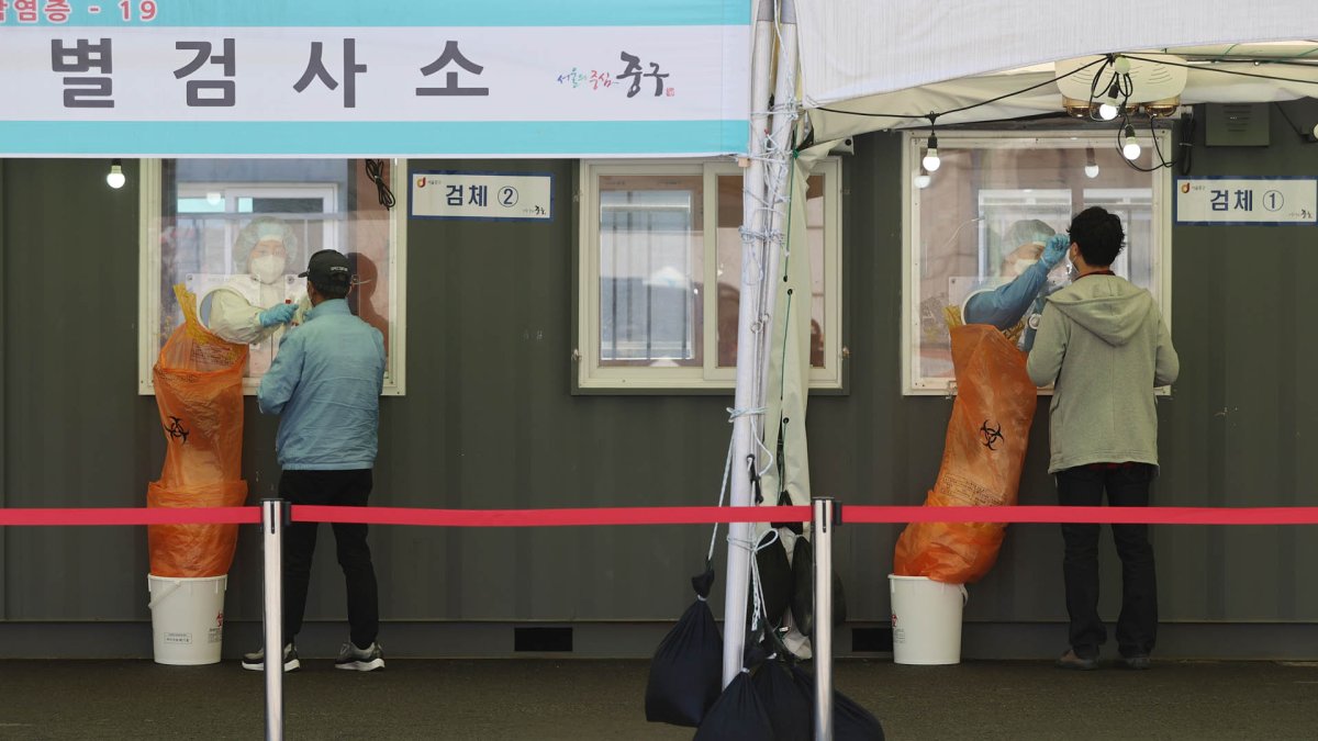 676명 신규 확진…"4차 유행 경고등 안 꺼져"