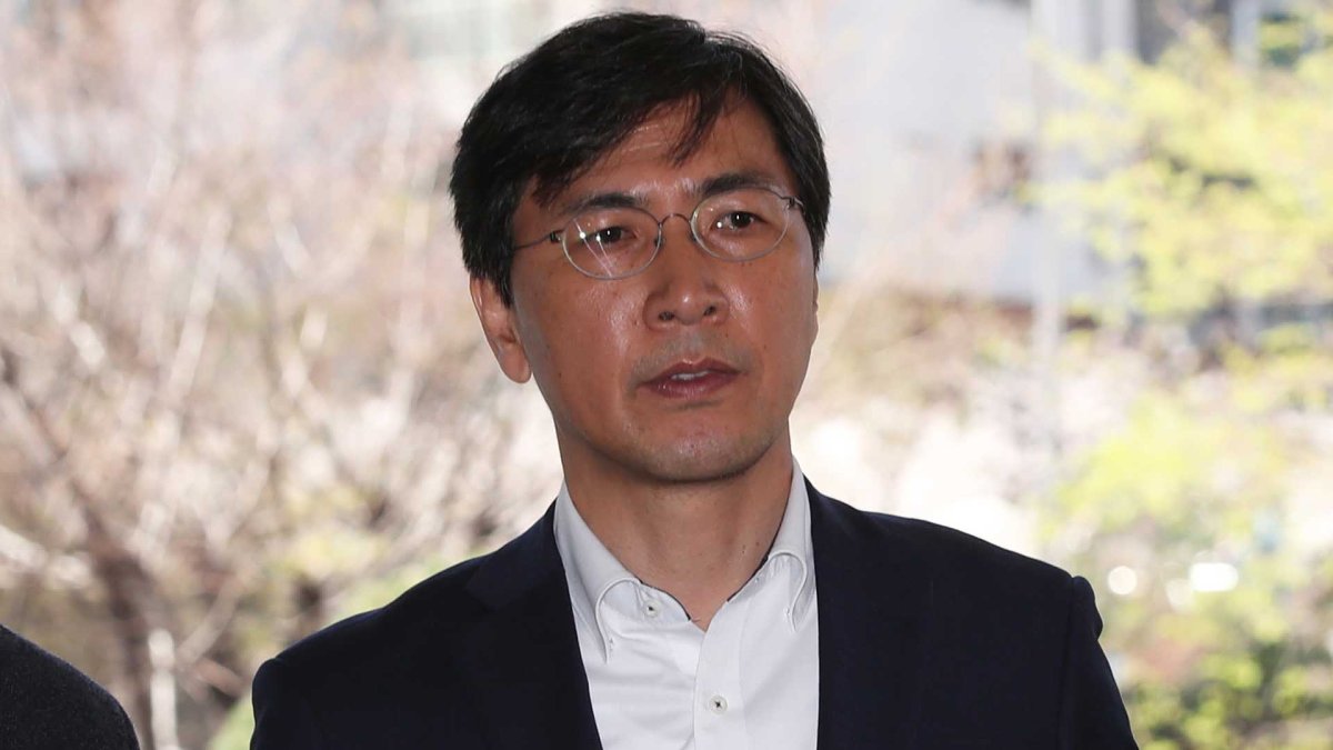 "합의한 관계"…안희정, 성폭행 배상책임 부인
