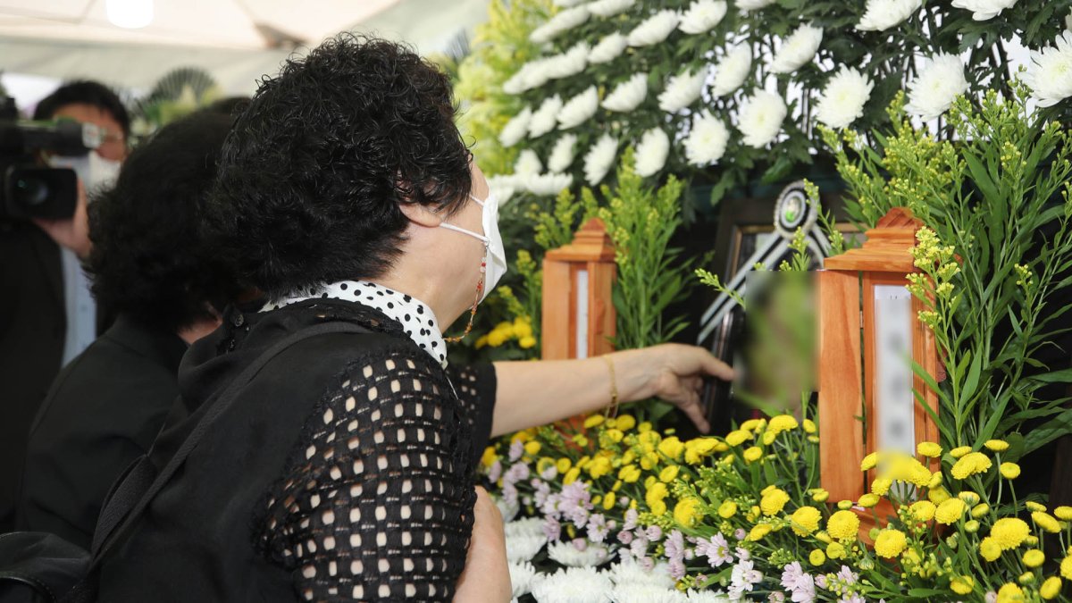 '광주 붕괴참사' 희생자 첫 발인…공사관계자 7명 입건