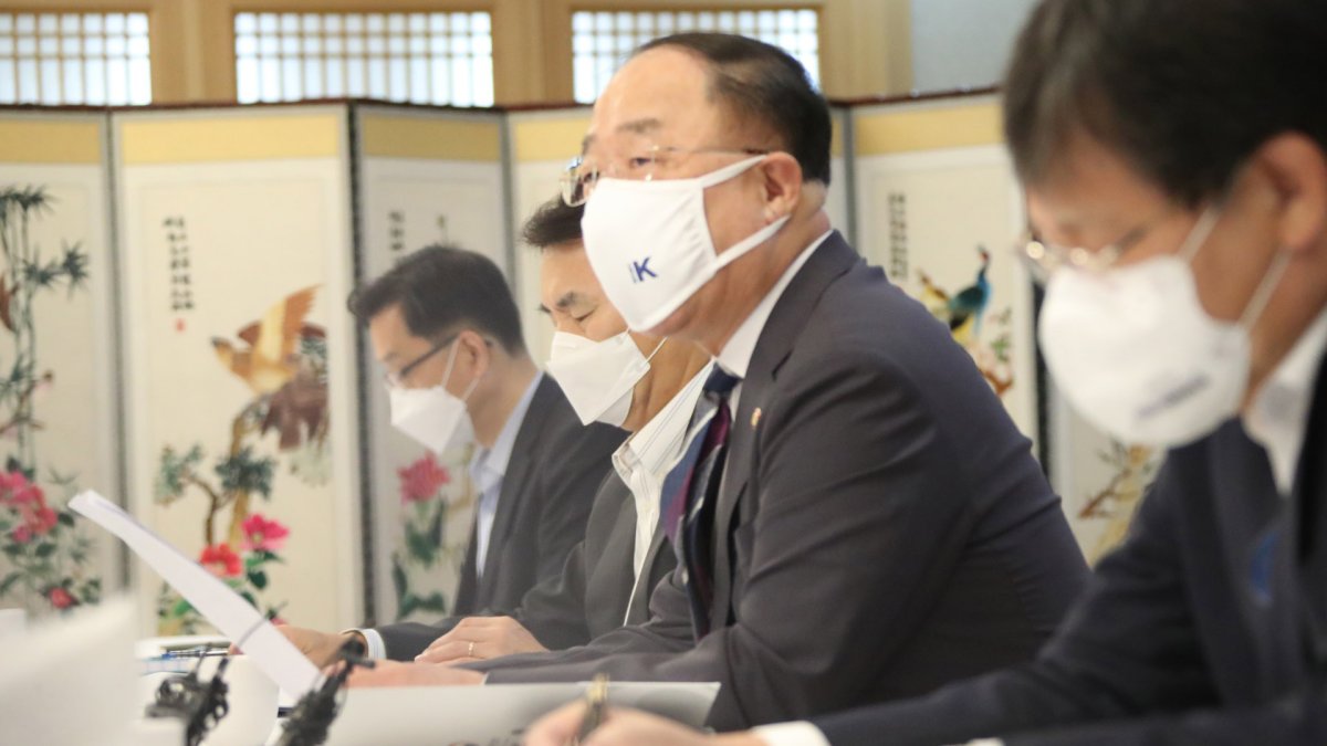 홍남기 "전월세 가격 안정 방안, 연말까지 강구"