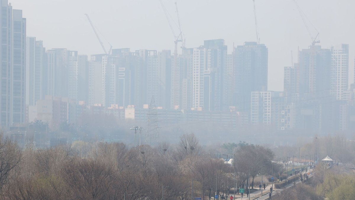 고농도 초미세먼지…수도권 비상저감조치 시행