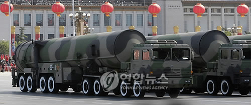 중국인민해방군의 미사일 탑재 트럭<자료사진>