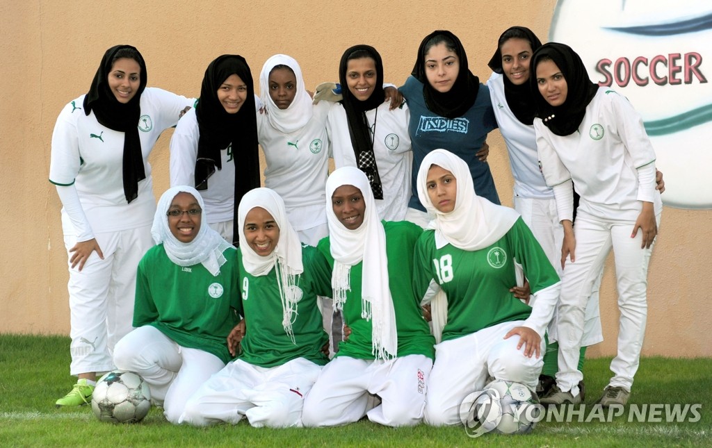 히잡을 쓴 사우디아라비아의 여자 축구선수들. (AP=연합뉴스 DB)
