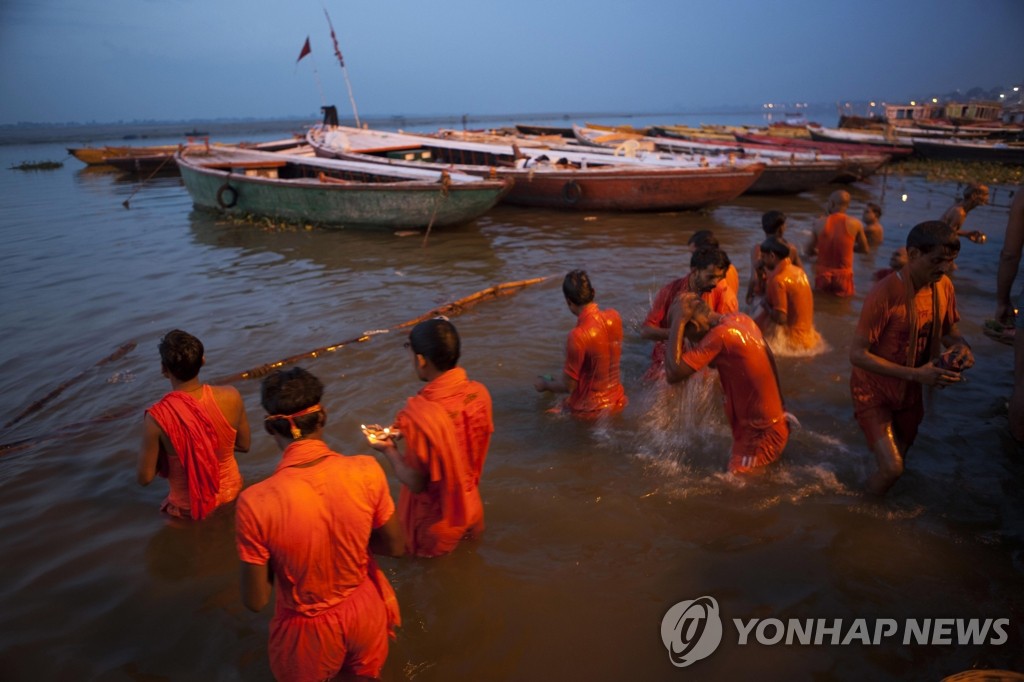 2012년 7월 11일 인도 바라나시에서 힌두 신자들이 갠지스강에 들어가 있다.(AP=연합뉴스DB)