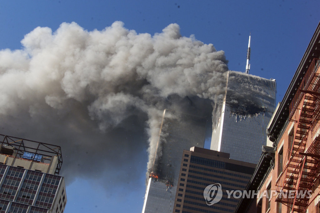 2001년 9월 11일 항공기 납치 자살테러로 인해 세계무역센터 쌍둥이 빌딩이 무너지고 있다. (AP=연합뉴스 DB)