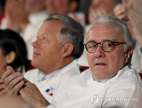 미슐랭 스타셰프 조엘 로뷔숑과 알랭 뒤카스(오른쪽) AP=연합뉴스DB)