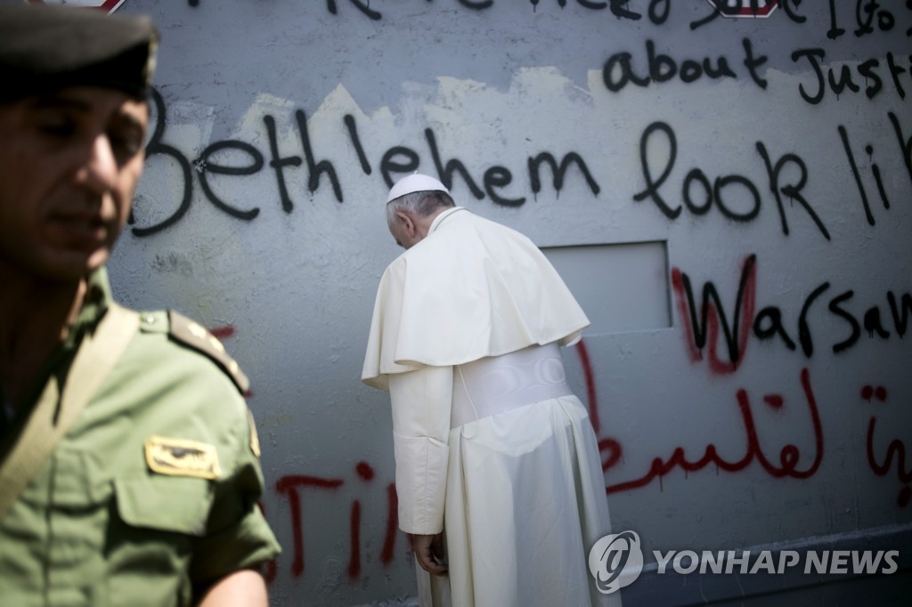 분리 장벽 앞에서 기도하는 프란치스코 교황. (AP=연합뉴스)