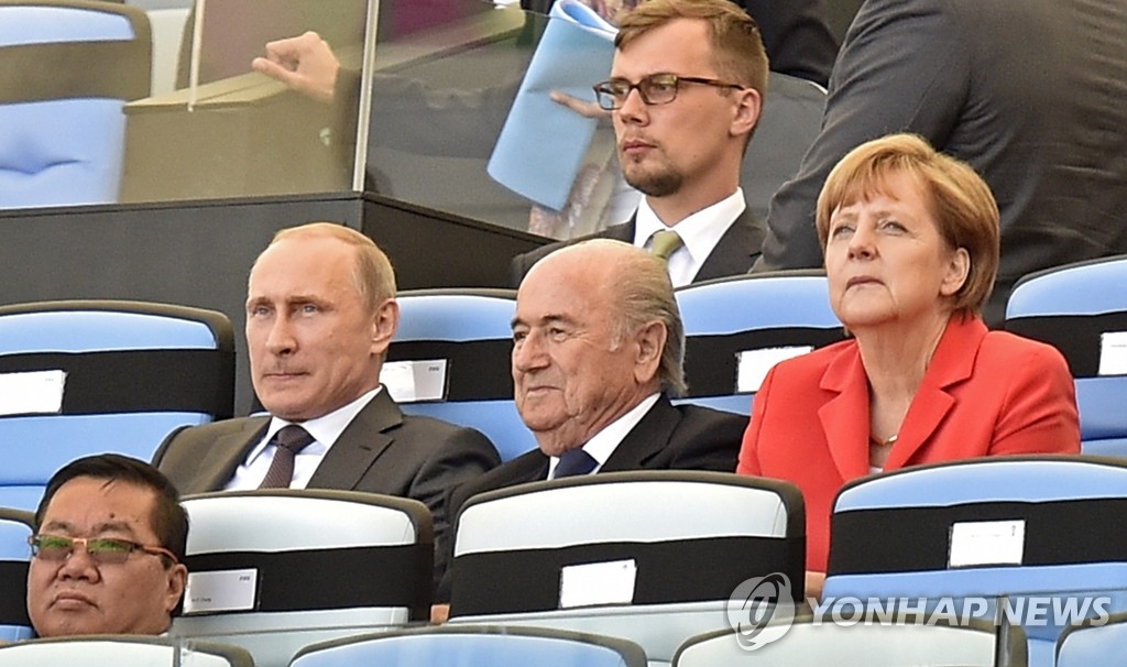브라질 월드컵 결승전 관람하는 러시아-독일 정상 (AP=연합뉴스 자료사진)