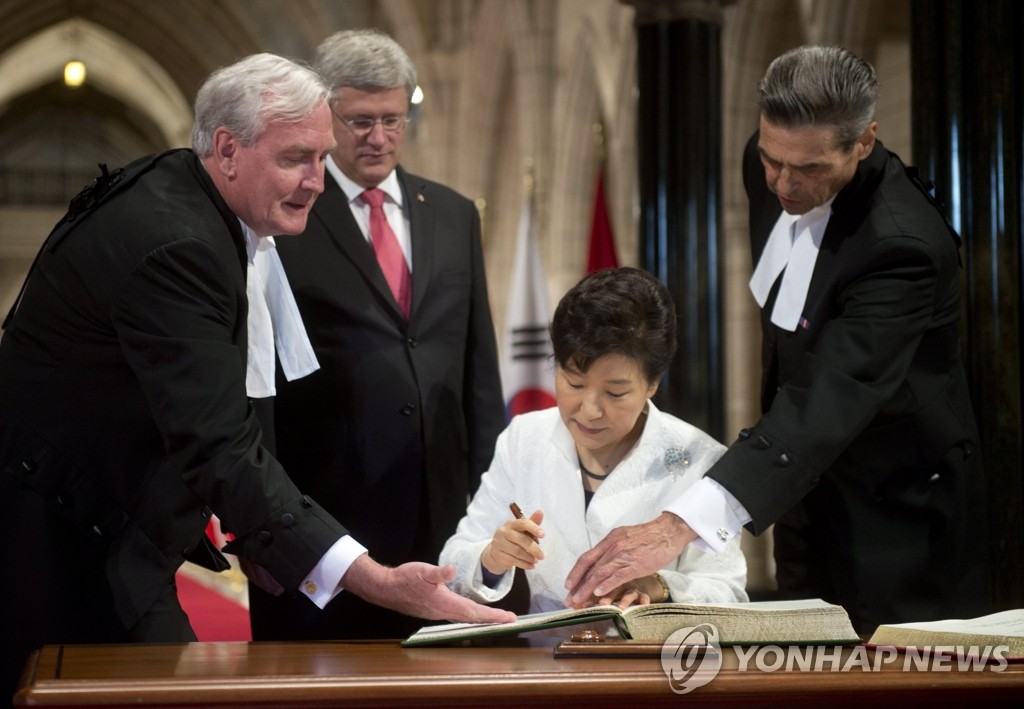 지난달 22일 박근혜 대통령이 캐나다 의회를 방문했을 당시 방명록 서명을 안내하는 의회 경위 빅커스(맨왼쪽)(AP=연합뉴스)
