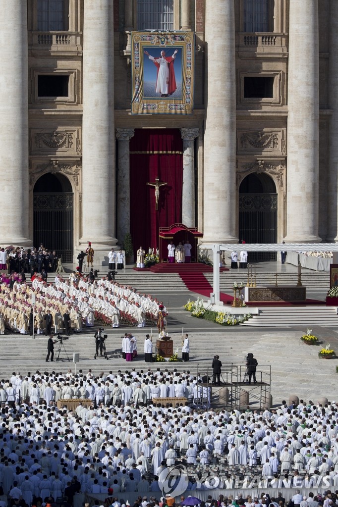 19일(현지시간) 교황 바오로 6세 시복식이 열린 바티칸 성베드로 광장 모습 (AP=연합뉴스)