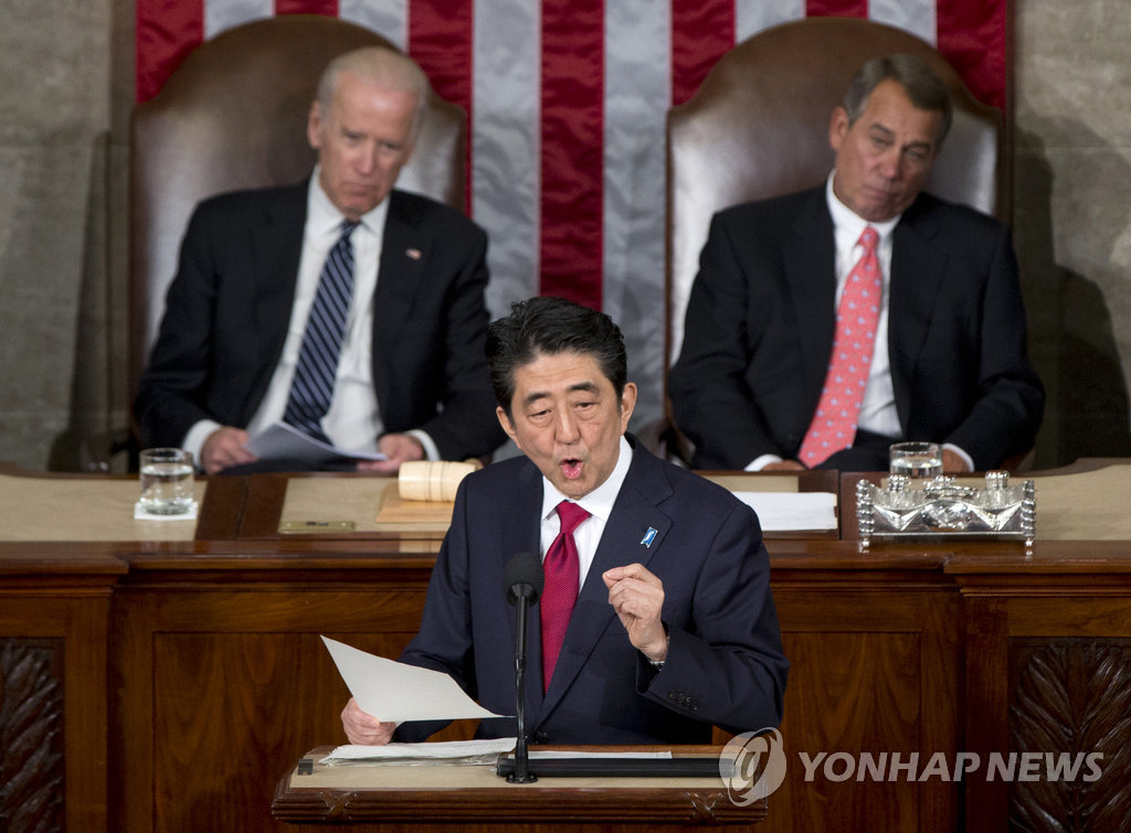 미국 상하원 합동 연설을 하는 아베 신조(아래쪽 인물) 일본 총리(AP=연합뉴스DB)