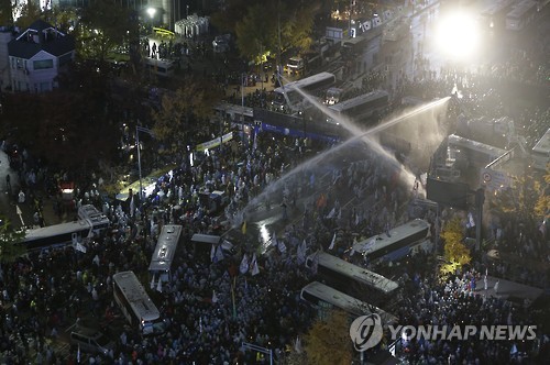민중총궐기 시위에서 발사되는 물대포 (AP=연합뉴스DB)
