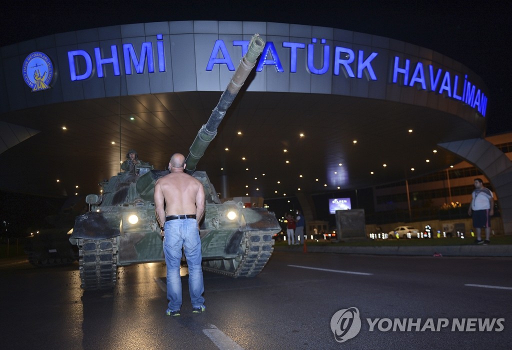 이스탄불 아타튀르크 국제공항 장악에 나선 쿠데타 세력의 탱크를 가로막고 서 있는 터키 시민 [ AP=연합뉴스 자료사진 ]