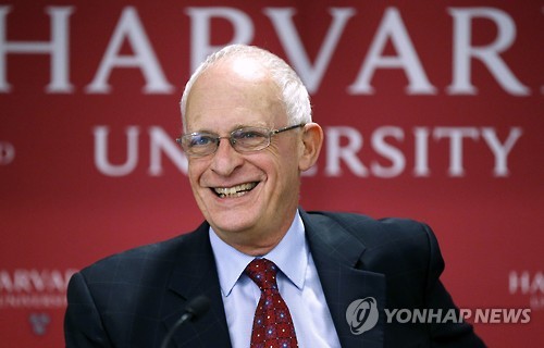 기자회견하는 하트 교수