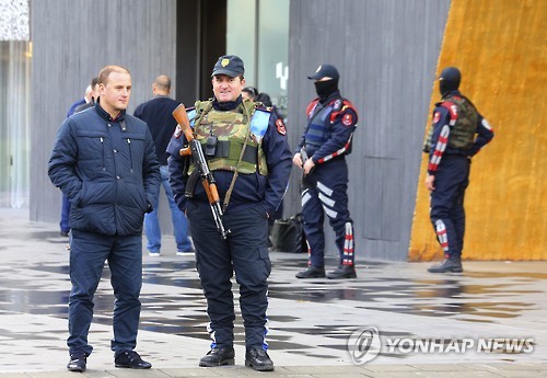이스라엘 축구팀이 묵는 알바니아 티라냐 호텔 앞 경찰