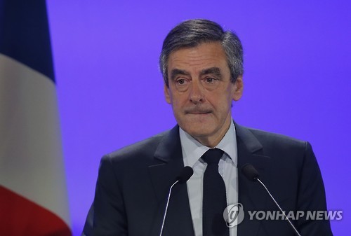 입을 굳게 다문 프랑수아 피용