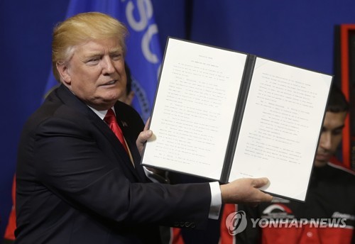 지난 18일 '미국인 고용 우선' 행정명령 서명후 들어보이는 도널드 트럼프 대통령