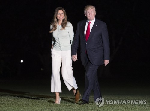 귀국한 트럼프(오른쪽)와 부인 멜라니아
