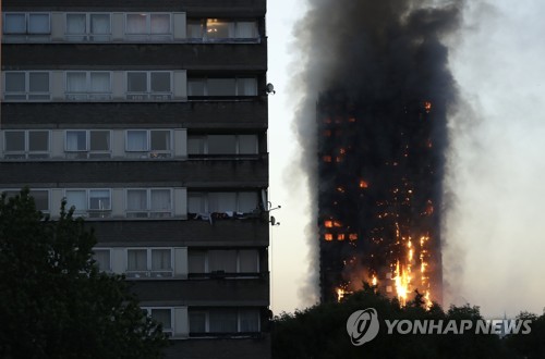 런던 24층 아파트서 큰불…경찰 "여러명 부상"(종합) - 4