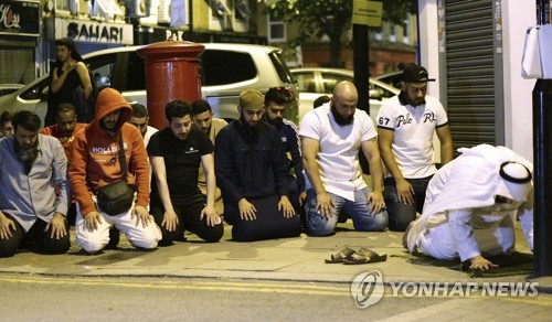 희생자들에 대해 묵념하는 시민들