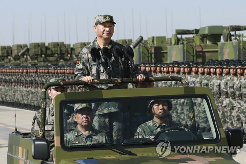 건군 90주년 열병식에서 전투복 입고 사열하는 시진핑