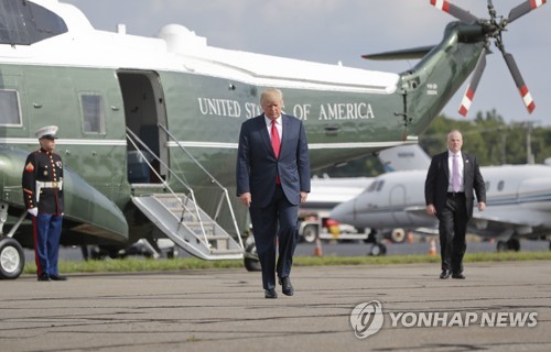 여름휴가도중 일시 복귀하는 트럼프