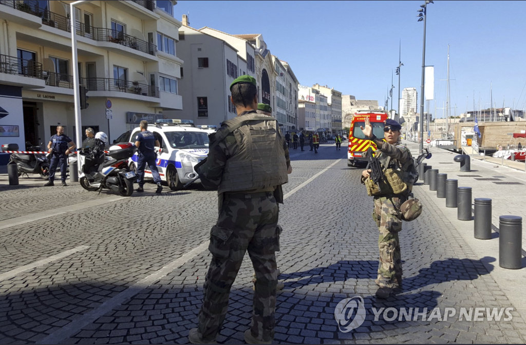도심에서 테러경계 근무중인 프랑스군 병사