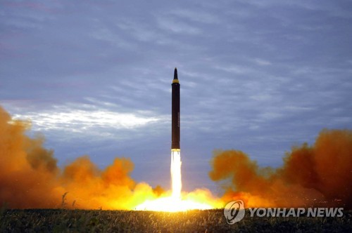 북한의 '화성-12형' 발사 훈련 장면