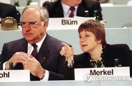 여성청소년 장관 시절 콜 총리와 함께 앉아 있는 메르켈 [AP=연합뉴스]